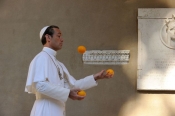 ORanges JUggling Young Pope